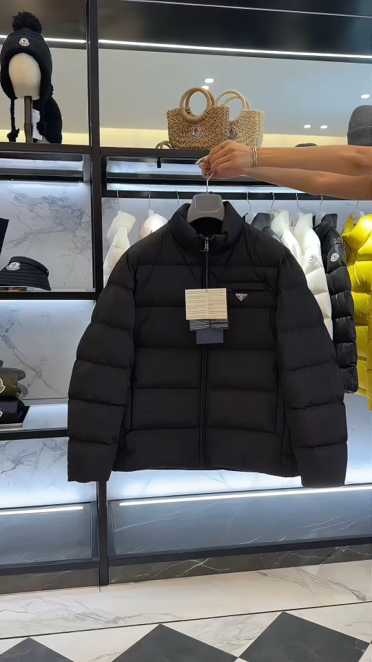 Prada Re-Nylon再生尼龙立领羽绒夹克外套.2025全新经典款.更多实拍视频展示.
