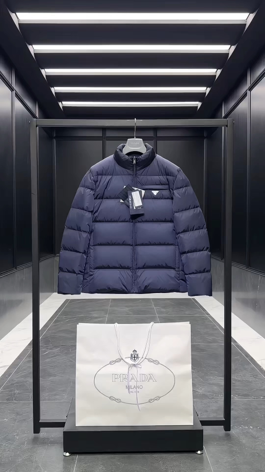 Prada Re-Nylon再生尼龙立领羽绒夹克外套.2025全新经典款.实拍视频展示.