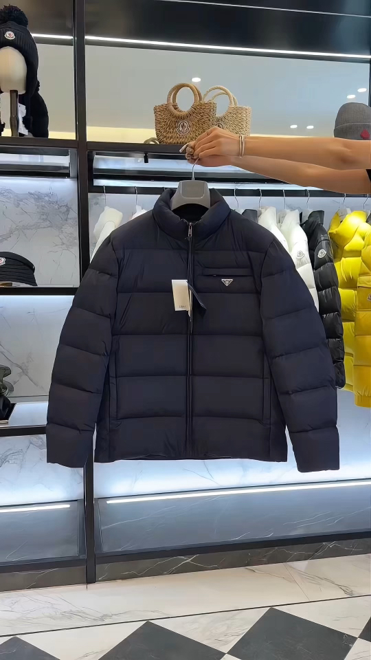 Prada Re-Nylon再生尼龙立领羽绒夹克外套.2025全新经典款.更多实拍视频展示.