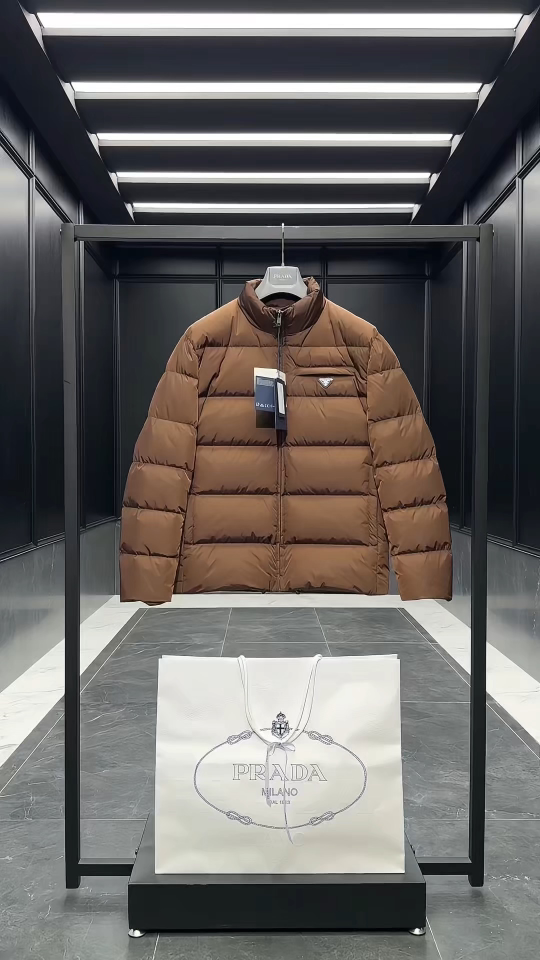 Prada Re-Nylon再生尼龙立领羽绒夹克外套.2025全新经典款.实拍视频展示.