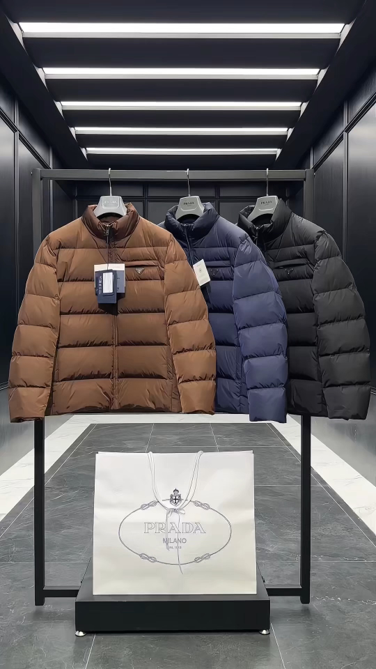 Prada Re-Nylon再生尼龙立领羽绒夹克外套.2025全新经典款.三色实拍视频展示.