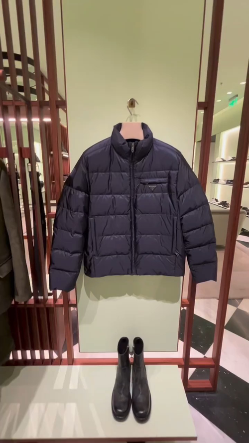 Prada Re-Nylon再生尼龙立领羽绒夹克外套.2025全新经典款.全新款面料变了/三角徽章变小了