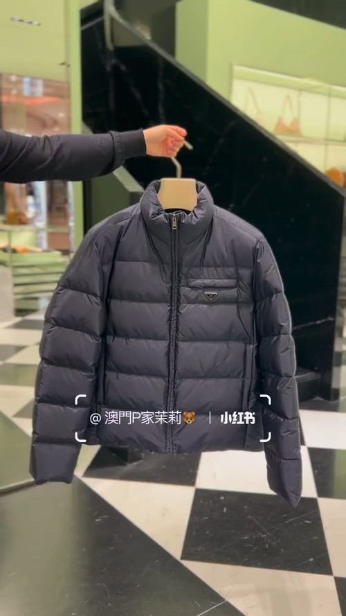 Prada Re-Nylon再生尼龙立领羽绒夹克外套.2025全新经典款.全新款面料变了/三角徽章变小了