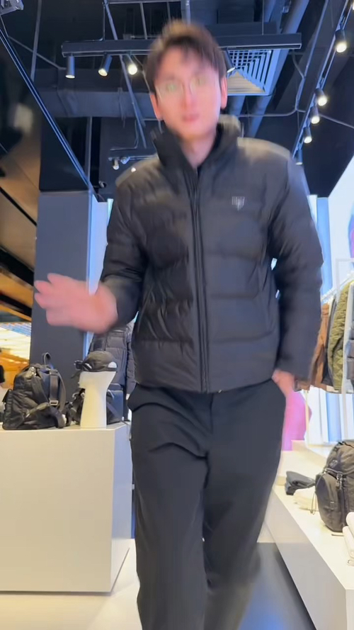 上身效果｜Prada Re-Nylon再生尼龙立领羽绒夹克外套.2025全新经典款.