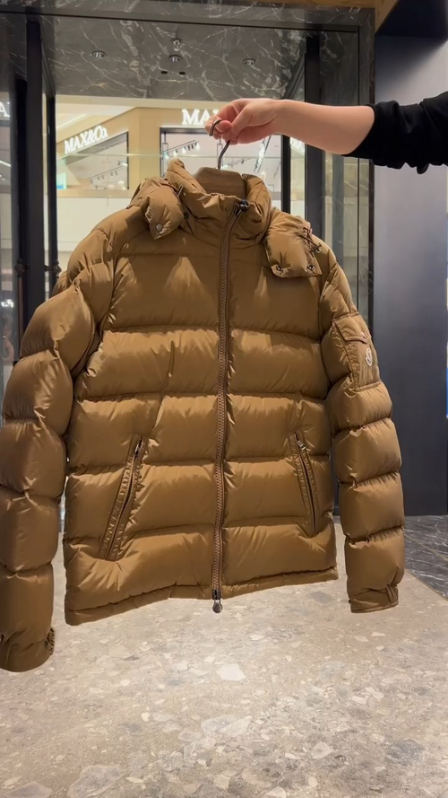 Moncler王牌经典,2025全新上市.Maya(全新科技尼龙)男士哑光短款羽绒夹克外套.限定卡其色.
