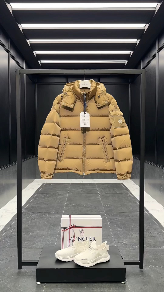 Moncler王牌经典,2025全新上市.Maya(全新科技尼龙)男士哑光短款羽绒夹克外套.限定卡其色.
