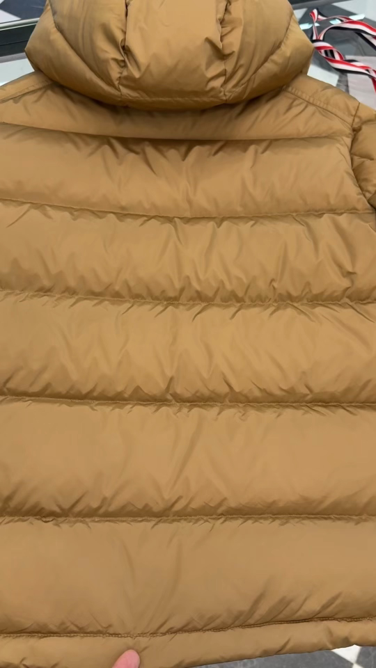 Moncler王牌经典,2025全新上市.Maya(全新科技尼龙)男士哑光短款羽绒夹克外套.限定卡其色.