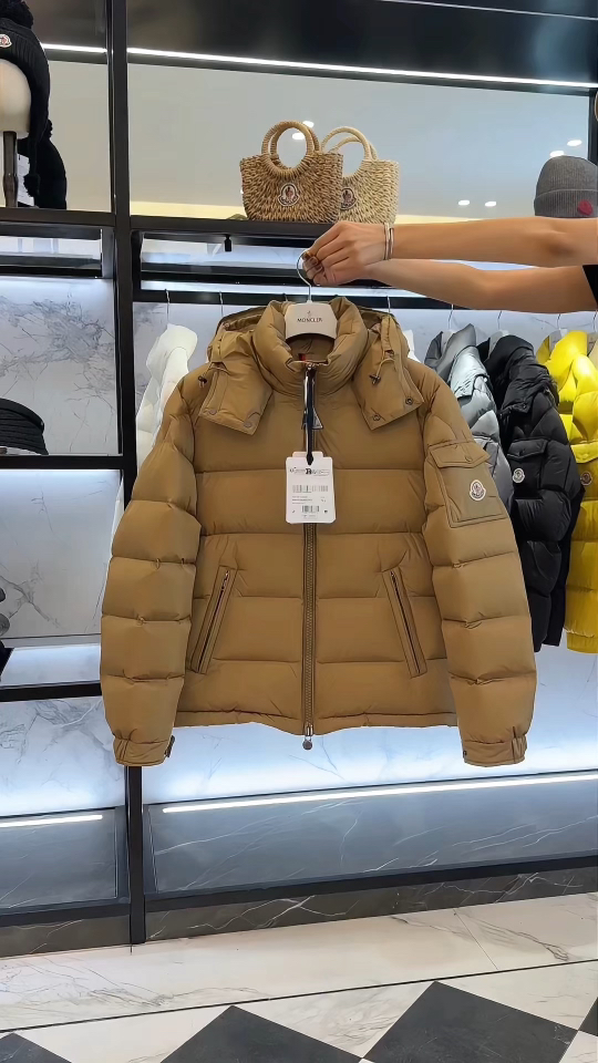 Moncler王牌经典,2025全新上市.Maya(全新科技尼龙)男士哑光短款羽绒夹克外套.限定卡其色.