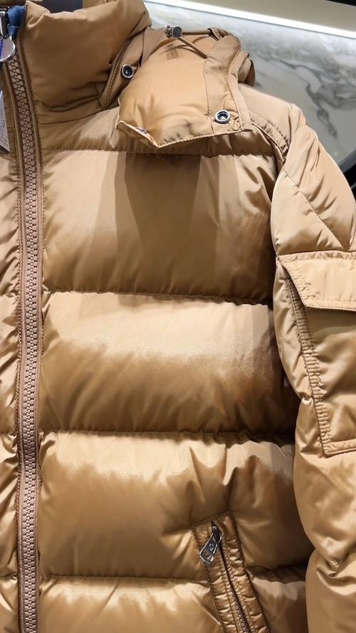 Moncler王牌经典,2025全新上市.Maya(全新科技尼龙)男士哑光短款羽绒夹克外套.限定卡其色.