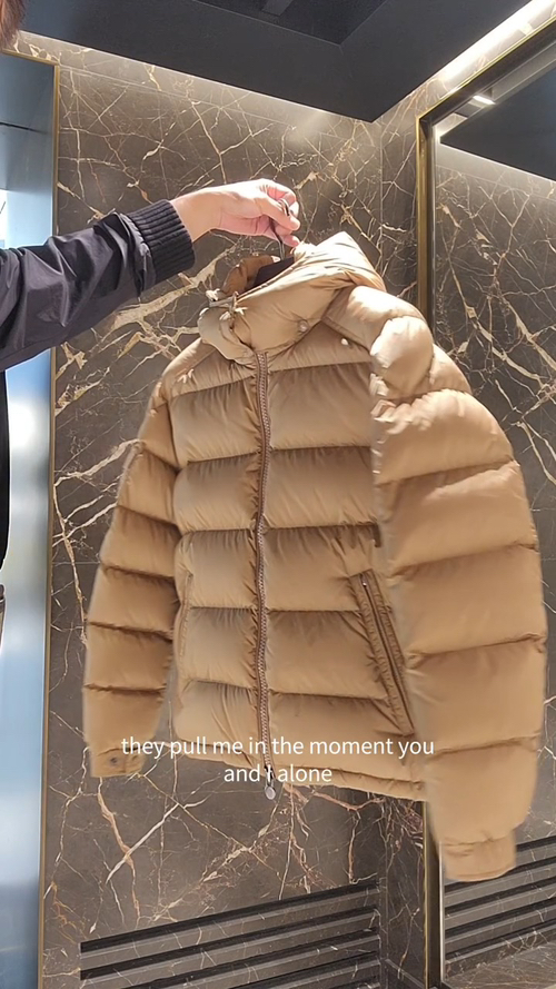 Moncler王牌经典,2025全新上市.Maya(全新科技尼龙)男士哑光短款羽绒夹克外套.限定卡其色.