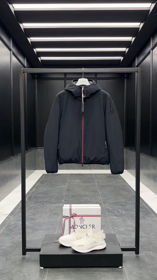 Moncler Batisse男士连帽短款羽绒夹克外套.科技面料,无需熨烫,自然抗褶皱,超强工整度.实拍