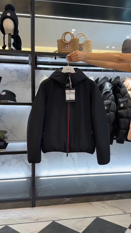 Moncler Batisse男士连帽短款羽绒夹克外套.科技面料,无需熨烫,自然抗褶皱,超强工整度.更多