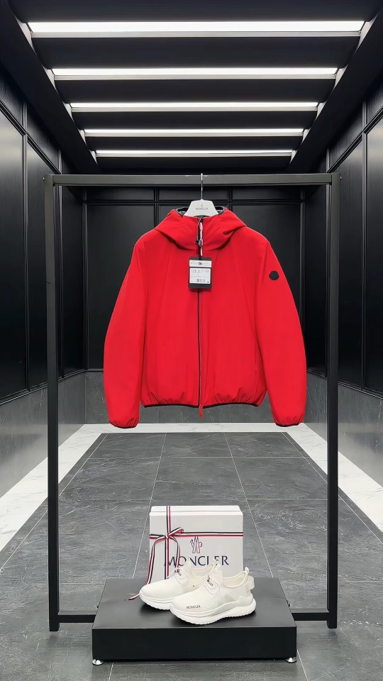 Moncler Batisse男士连帽短款羽绒夹克外套.科技面料,无需熨烫,自然抗褶皱,超强工整度.正红