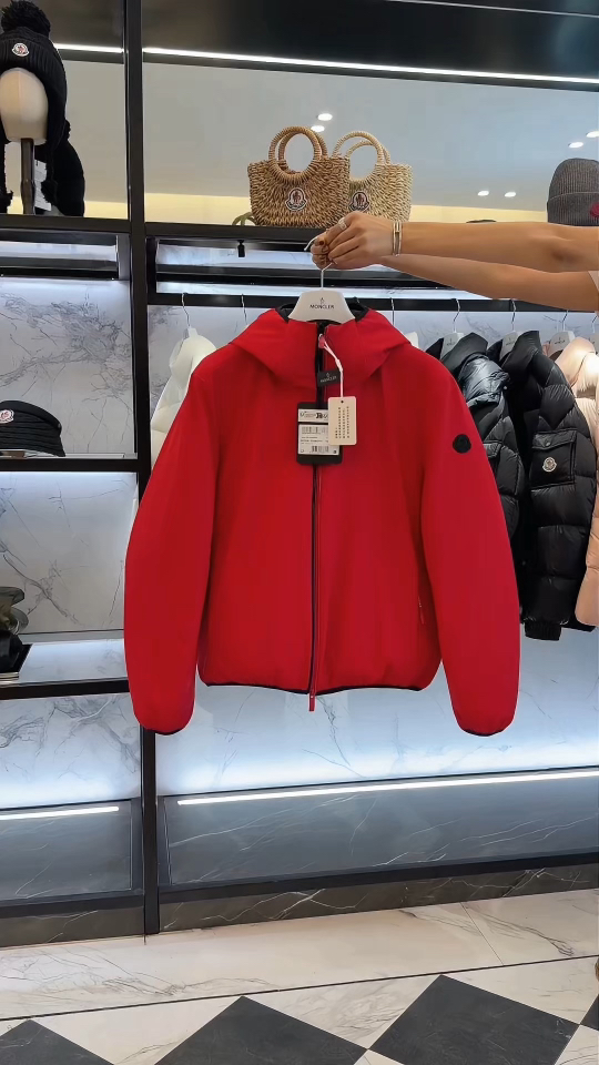 Moncler Batisse男士连帽短款羽绒夹克外套.科技面料,无需熨烫,自然抗褶皱,超强工整度.更多