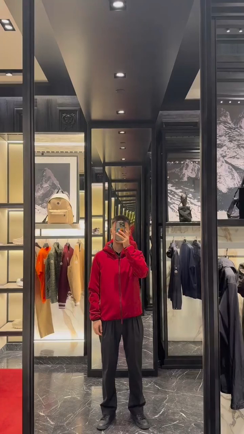 上身效果｜Moncler Batisse男士连帽短款羽绒夹克外套.科技面料,自然抗褶皱.