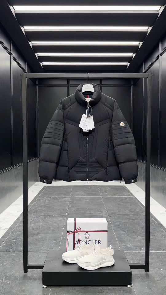 Moncler Matt Black欧洲限定款.2025全新重工机甲风异型裁剪立领羽绒外套.实拍视频展示