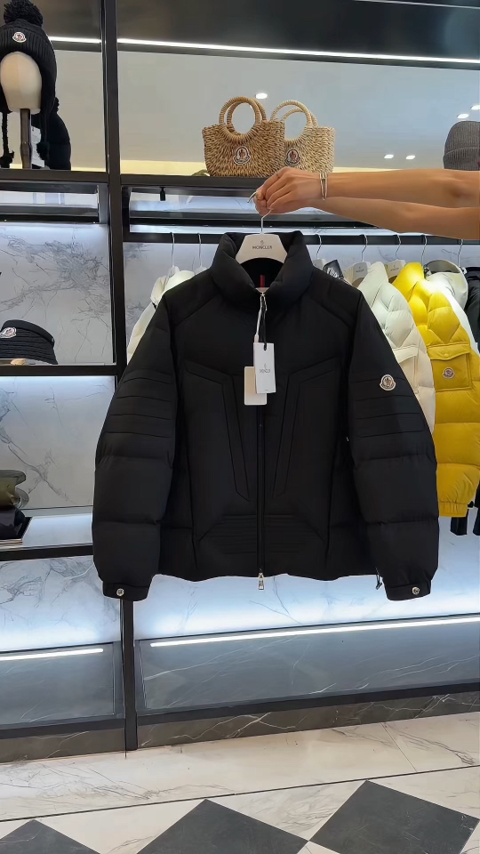 Moncler Matt Black欧洲限定款.2025全新重工机甲风异型裁剪立领羽绒外套.更多实拍视频