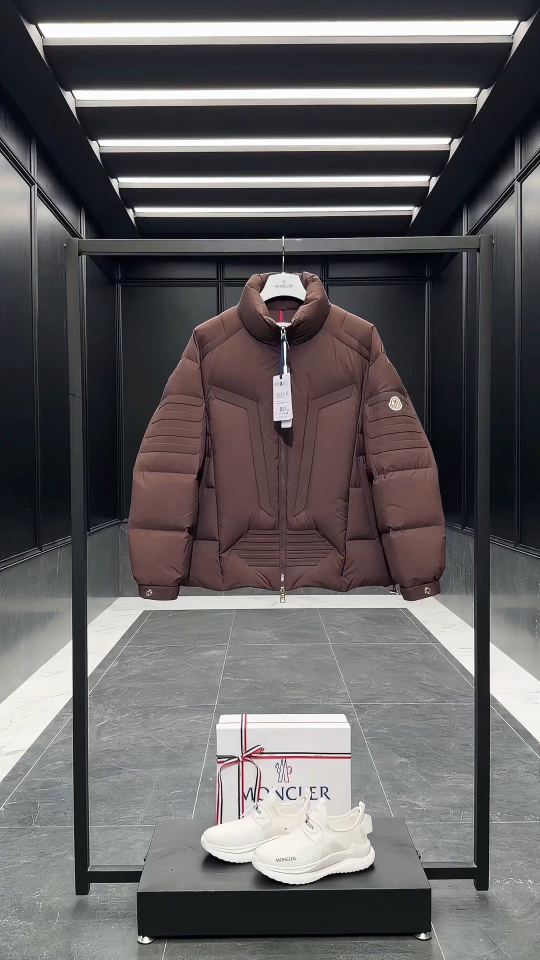 Moncler Matt Black欧洲限定款.2025全新重工机甲风异型裁剪立领羽绒外套.实拍视频展示