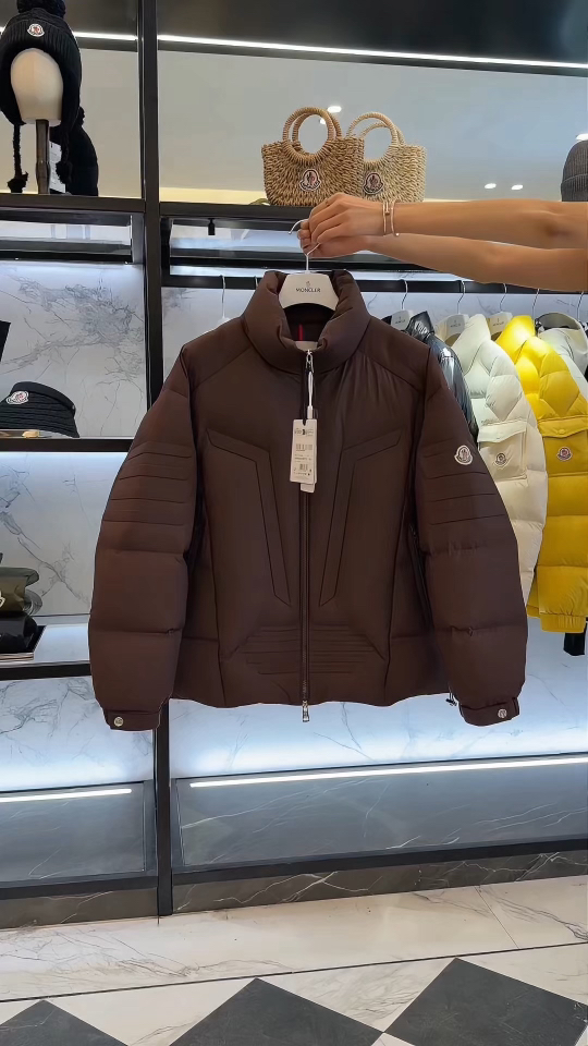 Moncler Matt Black欧洲限定款.2025全新重工机甲风异型裁剪立领羽绒外套.更多实拍视频