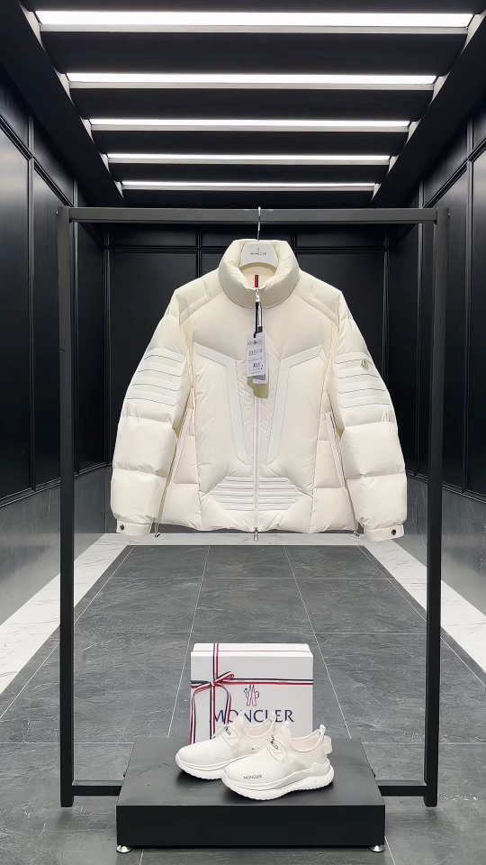 Moncler Matt Black欧洲限定款.2025全新重工机甲风异型裁剪立领羽绒外套.实拍视频展示
