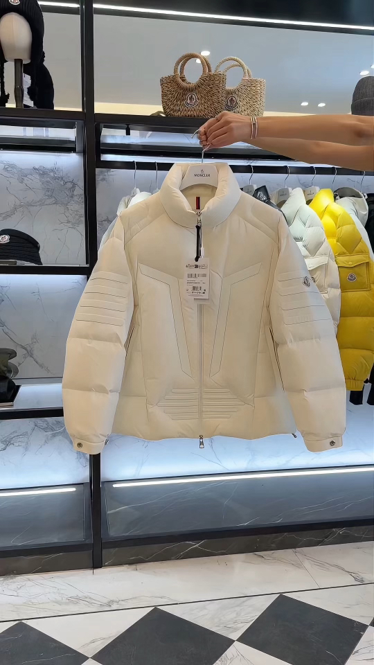 Moncler Matt Black欧洲限定款.2025全新重工机甲风异型裁剪立领羽绒外套.更多实拍视频