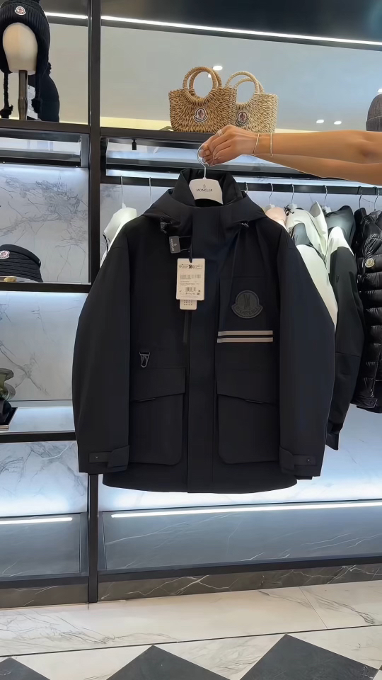 Moncler x Pharrell Williams菲董限定男女款中长工装休闲风羽绒服夹克外套.更多实