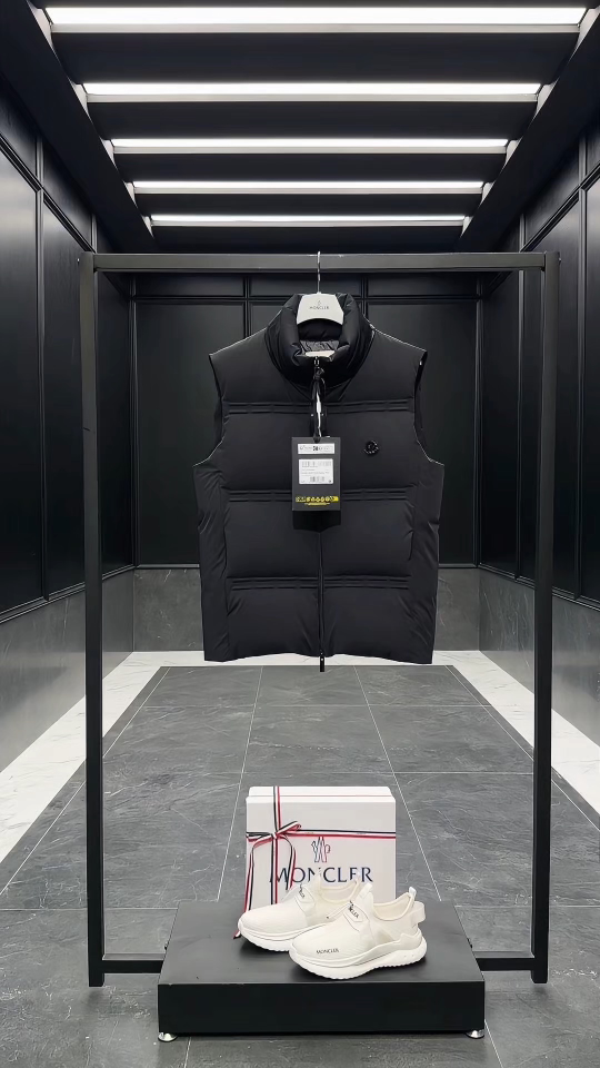 SParky男女款羽绒马甲Moncler x A$AP Rocky联名推送.实拍视频展示.