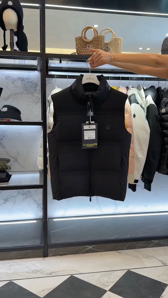 SParky男女款羽绒马甲Moncler x A$AP Rocky联名推送.更多实拍视频展示.