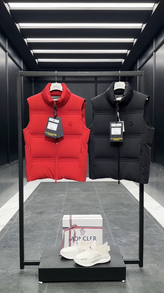 SParky男女款羽绒马甲Moncler x A$AP Rocky联名推送.两色实拍视频展示.