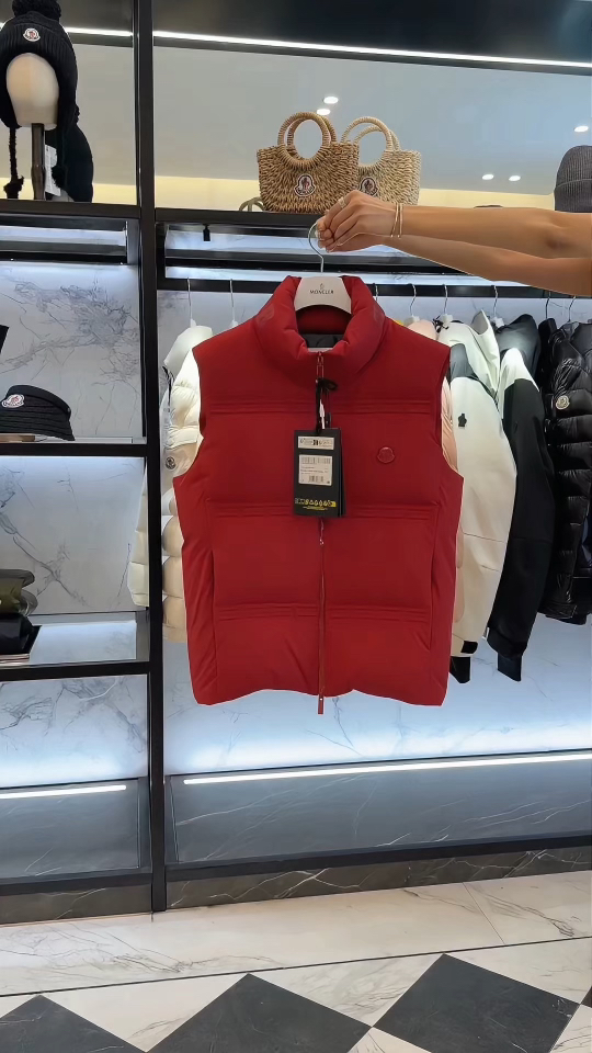 SParky男女款羽绒马甲Moncler x A$AP Rocky联名推送.更多实拍视频展示.