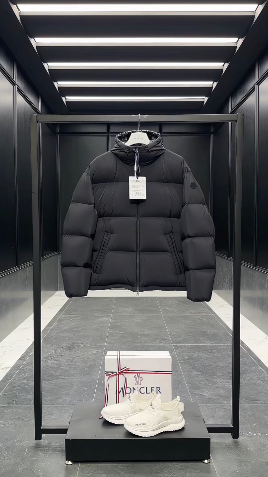 Moncler Meriera男士连帽短款羽绒夹克外套.轻盈而保暖.填充超级饱满.实拍视频展示.