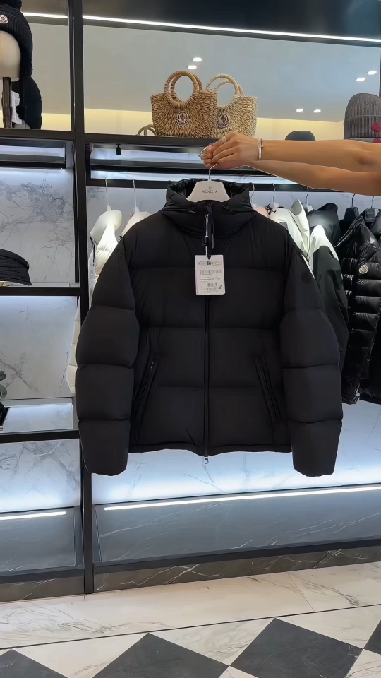 Moncler Meriera男士连帽短款羽绒夹克外套.轻盈而保暖.填充超级饱满.更多实拍视频展示.