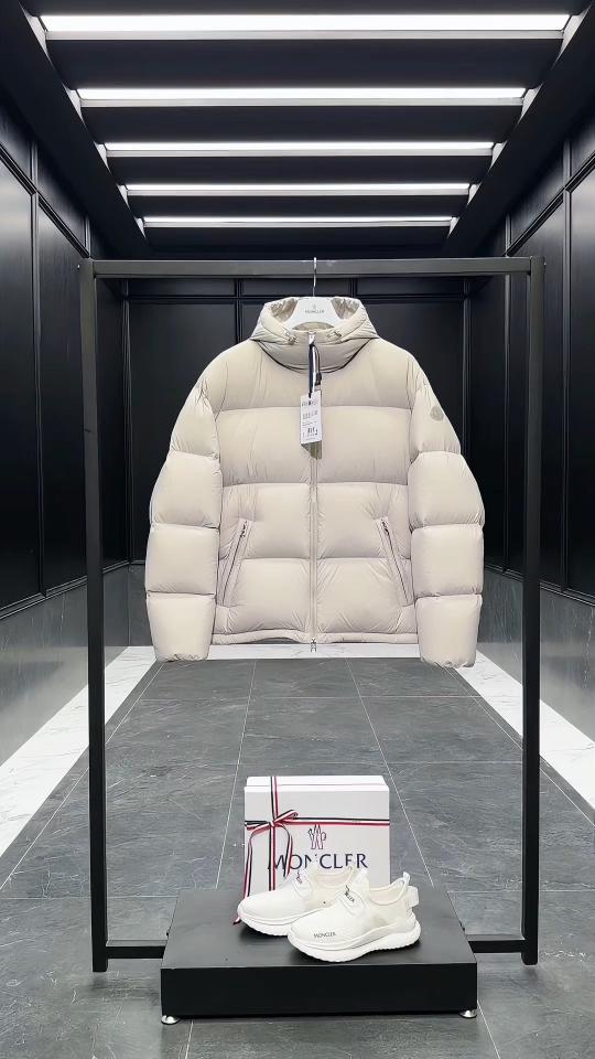 Moncler Meriera男士连帽短款羽绒夹克外套.轻盈而保暖.填充超级饱满.实拍视频展示.