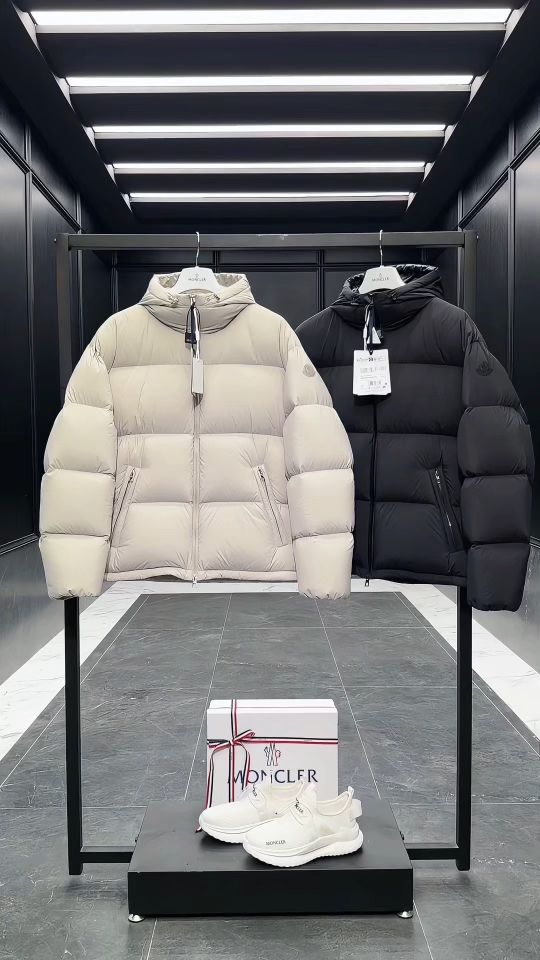 Moncler Meriera男士连帽短款羽绒夹克外套.轻盈而保暖.填充超级饱满.两色实拍视频展示.