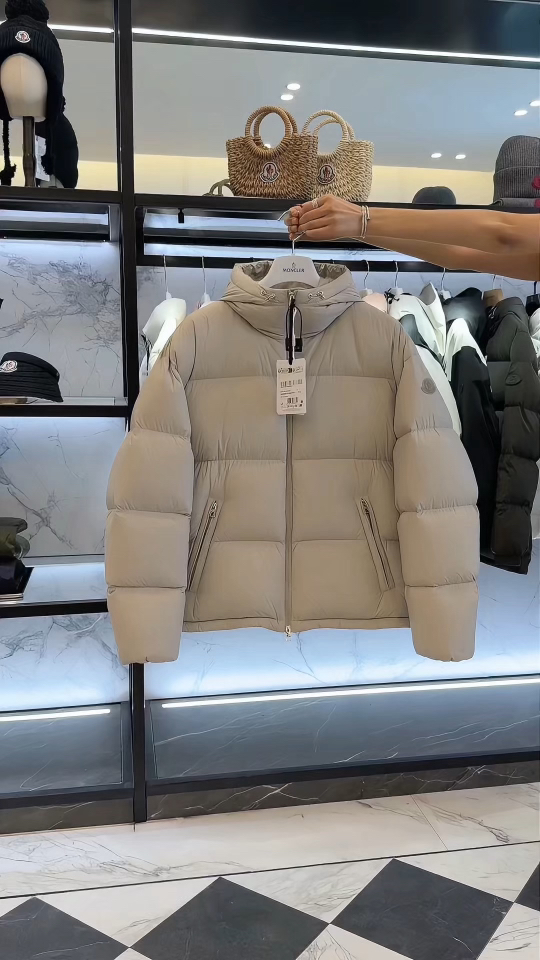 Moncler Meriera男士连帽短款羽绒夹克外套.轻盈而保暖.填充超级饱满.更多实拍视频展示.