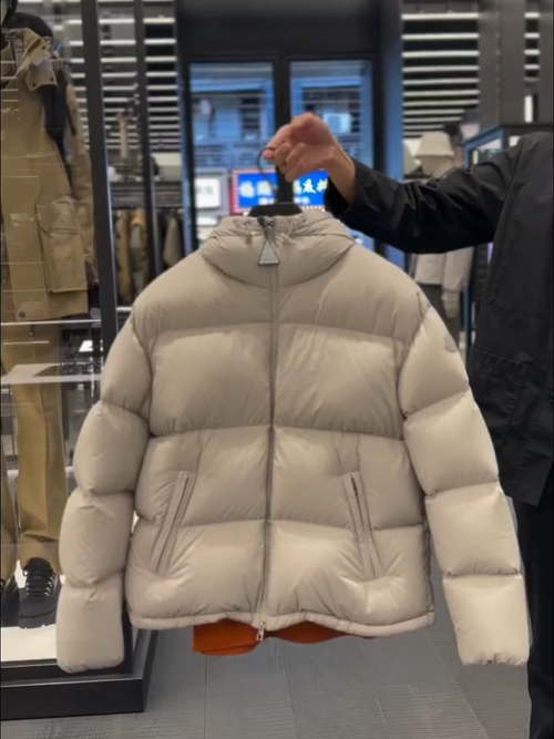 Moncler Meriera男士连帽短款羽绒夹克外套.轻盈而保暖.填充超级饱满.柜台实拍视频参考.