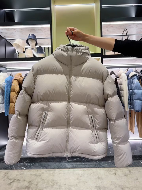 Moncler Meriera男士连帽短款羽绒夹克外套.轻盈而保暖.填充超级饱满.柜台实拍视频参考.