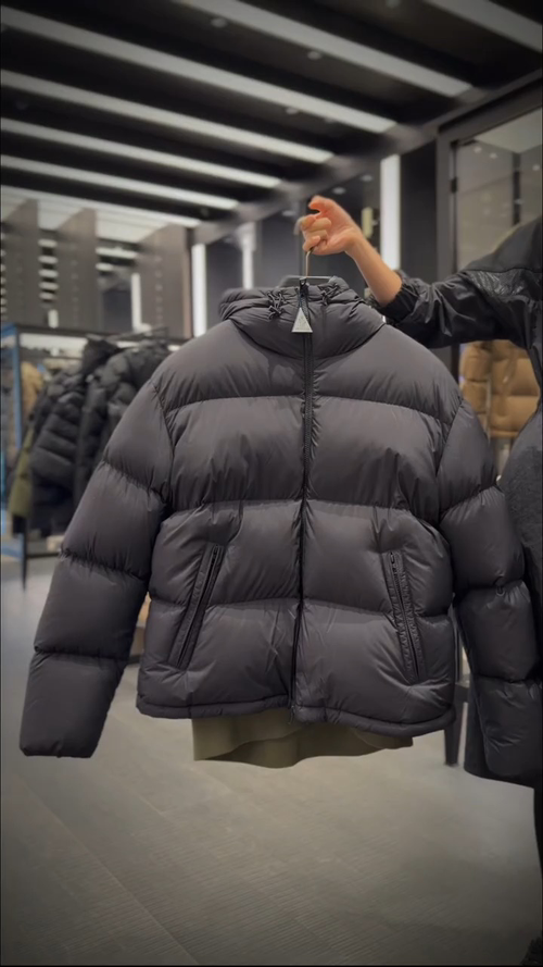 Moncler Meriera男士连帽短款羽绒夹克外套.轻盈而保暖.填充超级饱满.柜台实拍视频参考.