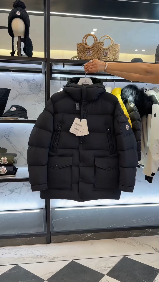 Moncler【加厚保暖】Bretagne(王牌渠道臻品)男士连帽中长羽绒夹克外套.更多实拍视频展示.