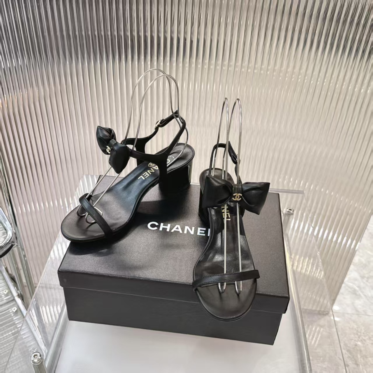 NO:252272,[New model is released] an 25P hit!  Chanel 2025 spring and summer new small fragrance bow medium high heel thick heel sandals Color: black/white/pink Upper: imported sheepskin Inner footbed: imported sheepskin Outsole: genuine leather outsole Heel height 5.5 cm Size 34-41 (41 Custom made non-return), sandals, chanel, sandals, sheepskin, Leather soles19860909【新款发售】 an 25P大爆款！香奈儿2025春夏新款小香蝴蝶结中高跟粗跟凉鞋 颜色:黑色/白色/粉色 鞋面: 进口羊皮 内里垫脚:进口羊皮 大底:真皮大底 跟高5.5厘米 码数34-41(41 定做不退换),凉鞋,chanel,sandals,sheepskin,Leather soles,Women's Shoes