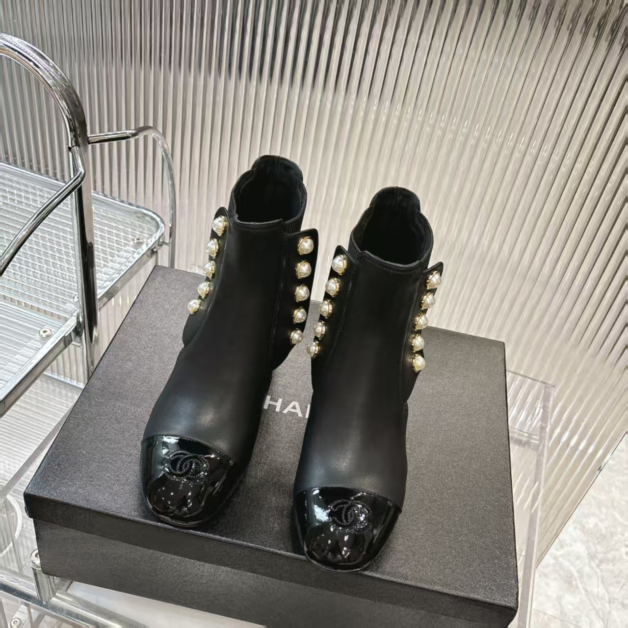 NO:612581,5 years of Chanel autumn and winter must-haves, rhombus motorcycle boots, Martin boots, a super classic motorcycle boot from Xiaoxiangjia, sweet and cool shape, easily heightens the upper foot and elongates the legs, looks fashionable and fashionable with pearls, a one-to-one replica of the original material, first-layer cowhide, heel height 6.5, sheepskin lining:-(, customized, non-refundable), original 11-molded genuine leather outsole, color black, white, apricot (three colors included)  Equipped with original full set of packaging, boots, chanel, chanel, boots, cowhide, sheepskin, Leather soles198609095年香奈尔秋冬季必备 菱格机车靴 马丁靴 小香家超级经典的一款机车靴 甜酷造型 上脚轻松增高又拉长腿型 搭配珍珠洋气又时髦 原版一比一复刻 面料头层牛皮 跟高6.5 内里羊皮 :-(、定制不退换) 鞋底原版11开模真皮大底 颜色黑色 白色 杏色（三色入） 配置原版全套包装,靴子,chanel,chanel,boots,cowhide,sheepskin,Leather soles,Women's Shoes