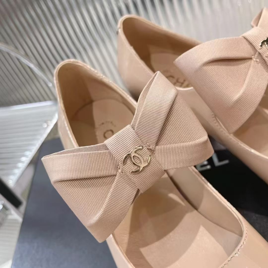 NO:867248,Chanel Chanel's new early spring bow Mary Jane shoes are salty and sweet, full of high-end feeling!  Original 11 round toe last type + original butterfly flower ____________________________ Upper imported original calf patent leather Lining/foot pad sheepskin Outsole Original 11 customized leather outsole Heel height 5.5cm Size 35-40 [34.41 customized], single shoes, chanel, chanel, mary jane, sheepskin, Leather soles19860909出Chanel香奈儿早春新品蝴蝶结玛丽珍单鞋可盐可甜 高级感满满！ 原版11圆头楦型+原版一致蝴蝶花 ____________________________ 鞋面进口原版小牛漆皮 内里/垫脚羊皮 大底原版11定制真皮大底 跟高5.5cm 码数35-40〔34.41定做〕,单鞋,chanel,chanel,mary jane,sheepskin,Leather soles,Women's Shoes