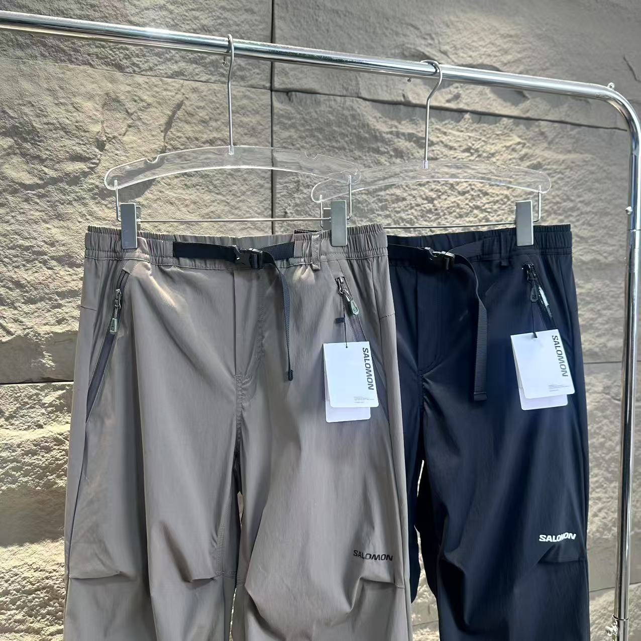💰180
SALOMON萨洛蒙 Slate岩 韩国线侧拉链伞兵机能长裤
🔥白敬亭同款
我愿称之为 Salomon 韩国线“神裤”,
采用 Gore-Tex 白标科技面料,为山野探索者和城市通勤人士提供可靠防护。以传统的军用伞兵裤为基础,注入韩式机能美学进行产品迭代,更为圆弧廓形的剪裁在造型度上更加贴合当下的穿搭趋势,并结合「双向拉链动态调节系统」以及膝盖处的「双向褶皱立体裁片」设计,不仅满足了不同使用场景下的动态透气性适应与切换,也能根据上装的穿搭去调整整体造型,简直是宝藏神裤一条!
颜色:黑色 灰色
尺码:S-XL
S M L XL
长103/105/107/109
臀围114/118/122/126
腰围73/77/79/83