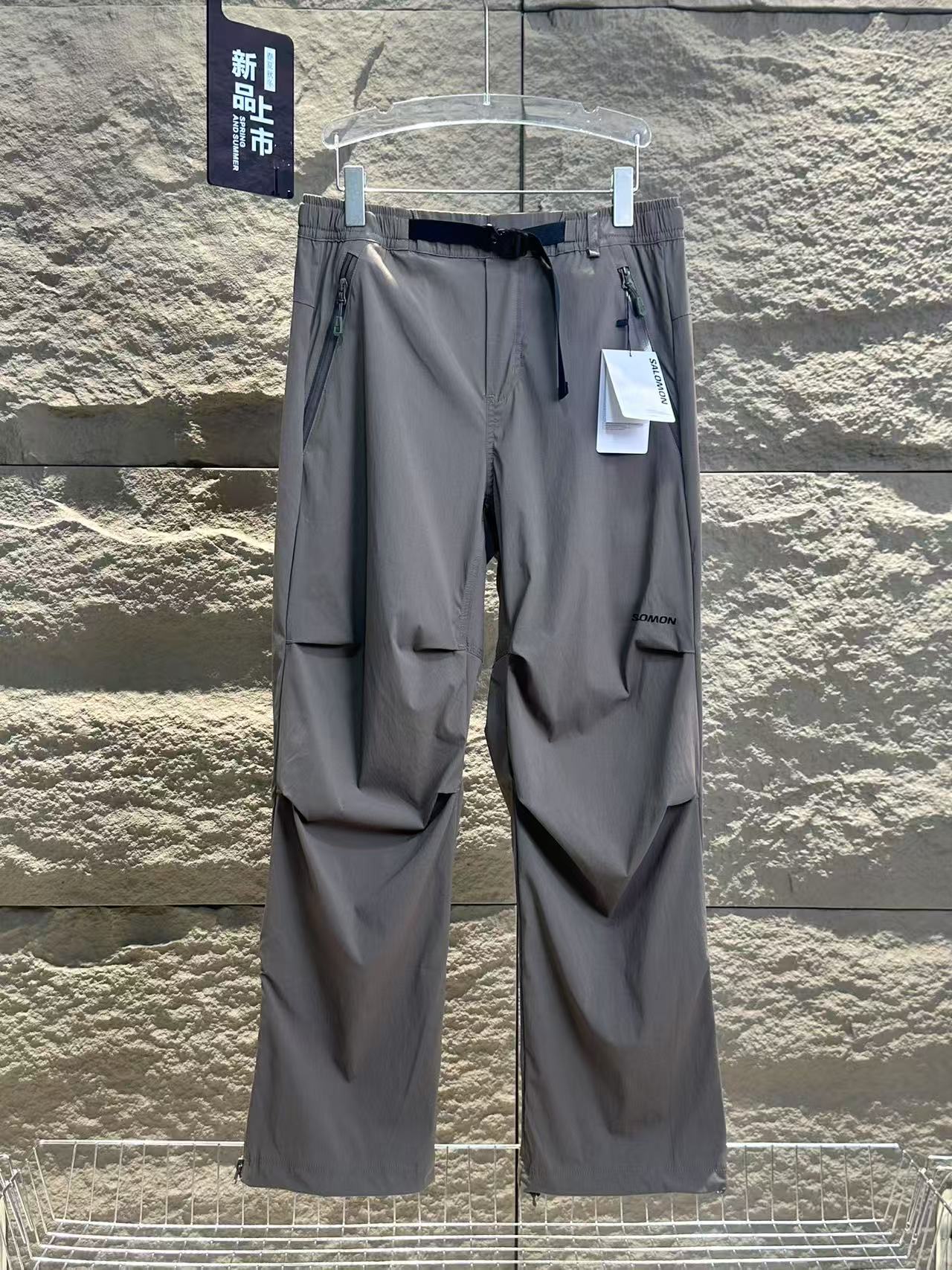 💰180
SALOMON萨洛蒙 Slate岩 韩国线侧拉链伞兵机能长裤
🔥白敬亭同款
我愿称之为 Salomon 韩国线“神裤”,
采用 Gore-Tex 白标科技面料,为山野探索者和城市通勤人士提供可靠防护。以传统的军用伞兵裤为基础,注入韩式机能美学进行产品迭代,更为圆弧廓形的剪裁在造型度上更加贴合当下的穿搭趋势,并结合「双向拉链动态调节系统」以及膝盖处的「双向褶皱立体裁片」设计,不仅满足了不同使用场景下的动态透气性适应与切换,也能根据上装的穿搭去调整整体造型,简直是宝藏神裤一条!
颜色:黑色 灰色
尺码:S-XL
S M L XL
长103/105/107/109
臀围114/118/122/126
腰围73/77/79/83