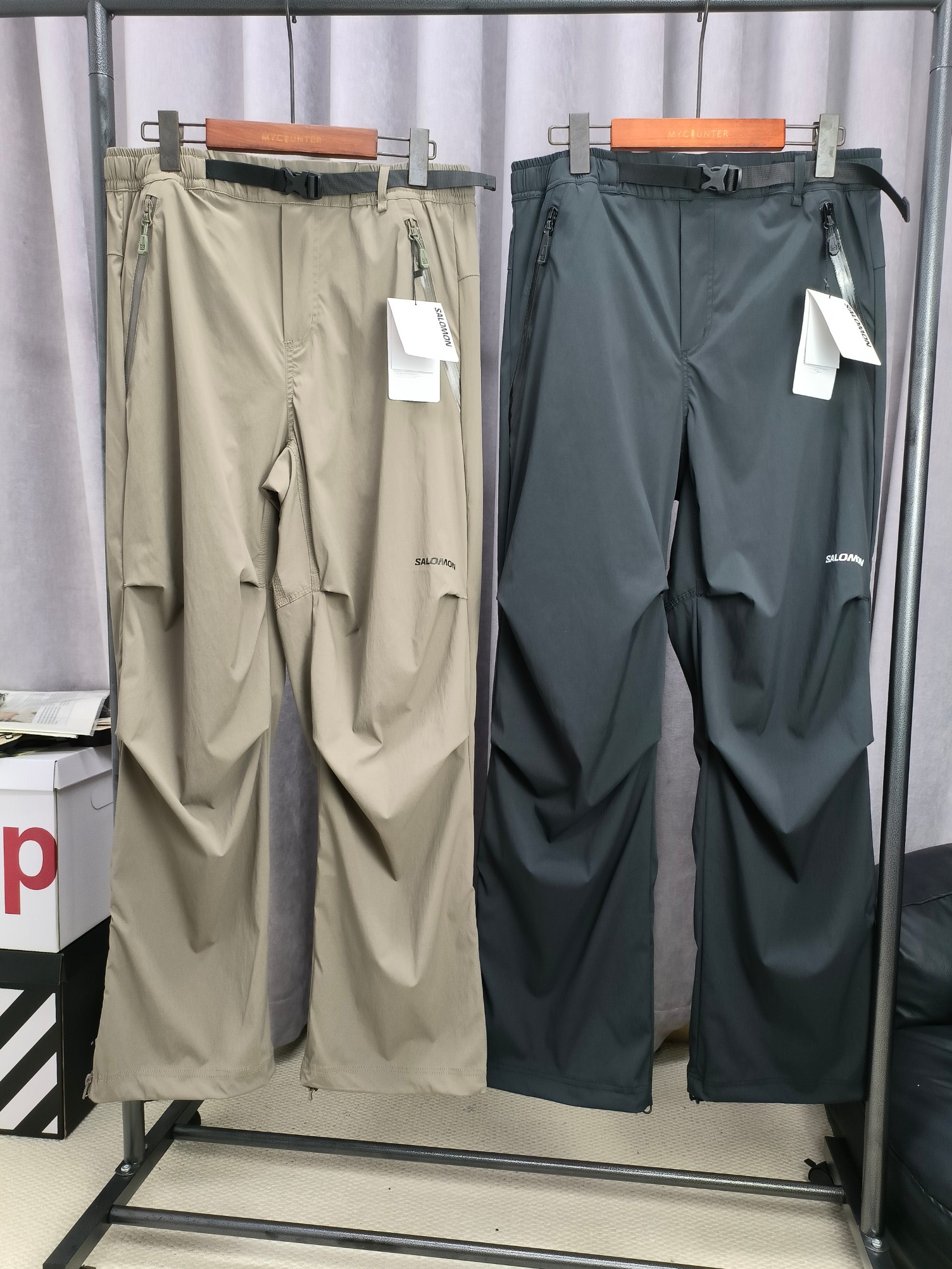 💰180
SALOMON萨洛蒙 Slate岩 韩国线侧拉链伞兵机能长裤
🔥白敬亭同款
我愿称之为 Salomon 韩国线“神裤”，
采用 Gore-Tex 白标科技面料，为山野探索者和城市通勤人士提供可靠防护。以传统的军用伞兵裤为基础，注入韩式机能美学进行产品迭代，更为圆弧廓形的剪裁在造型度上更加贴合当下的穿搭趋势，并结合「双向拉链动态调节系统」以及膝盖处的「双向褶皱立体裁片」设计，不仅满足了不同使用场景下的动态透气性适应与切换，也能根据上装的穿搭去调整整体造型，简直是宝藏神裤一条！
颜色：黑色 灰色
尺码：S-XL
        S    M    L    XL
长103/105/107/109
臀围114/118/122/126
腰围73/77/79/83