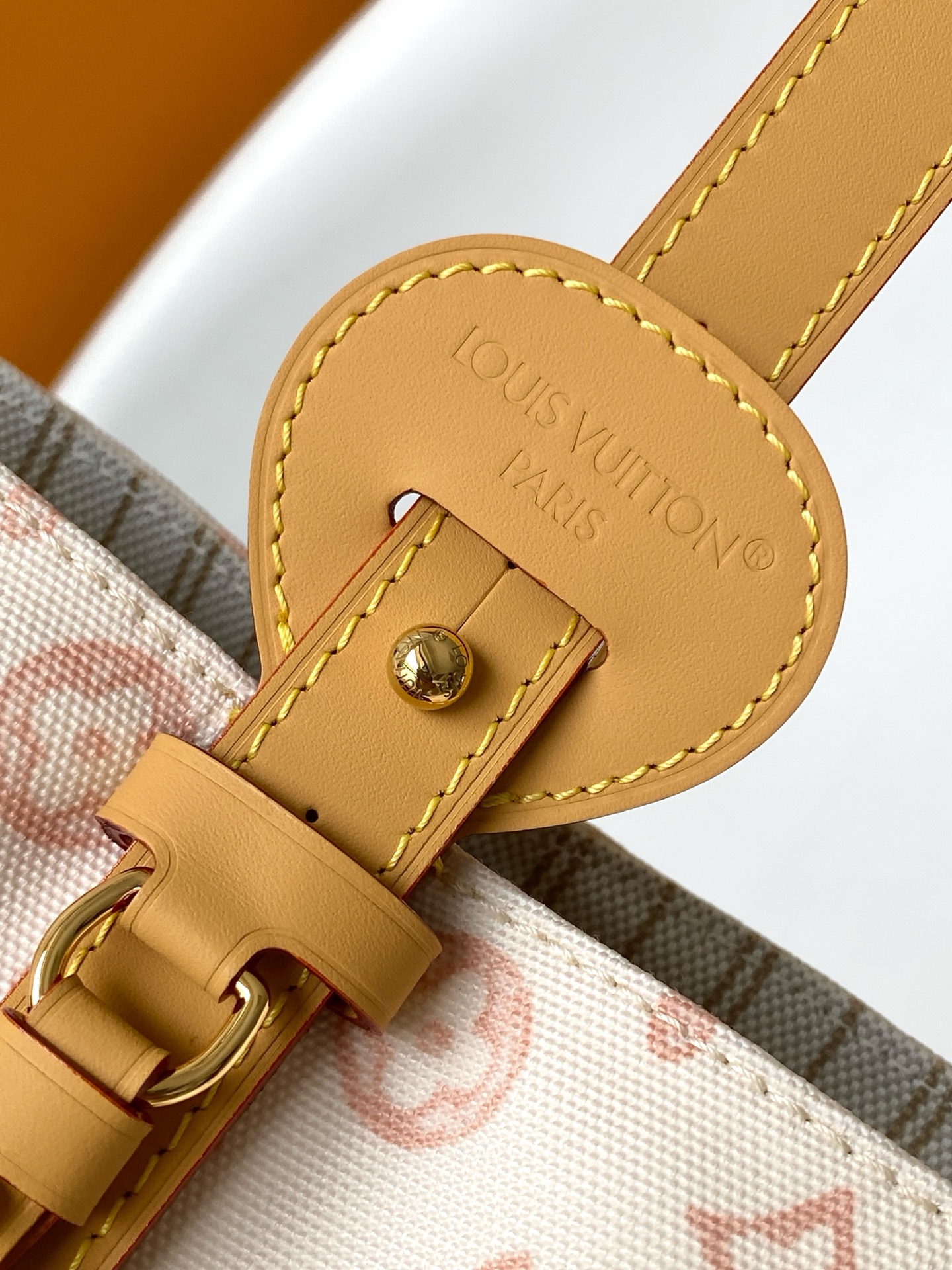 Louis Vuitton M27529浅蓝 M28355浅黄 【独家背景 】路易威登以 LV Romance 元素传递灵动活力