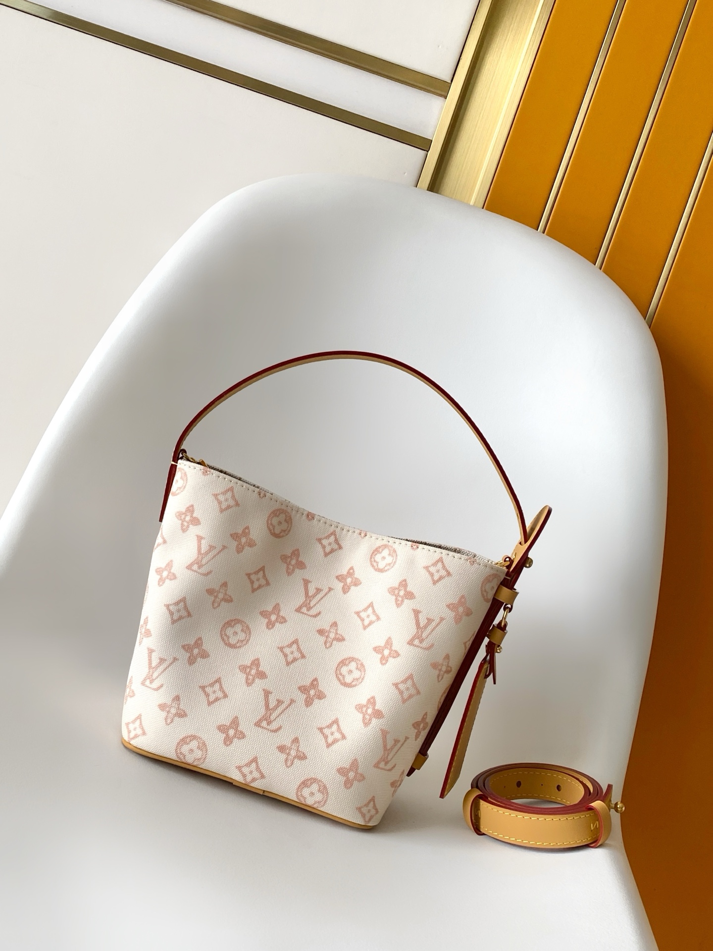 Louis Vuitton M27529浅蓝 M28355浅黄 【独家背景 】路易威登以 LV Romance 元素传递灵动活力