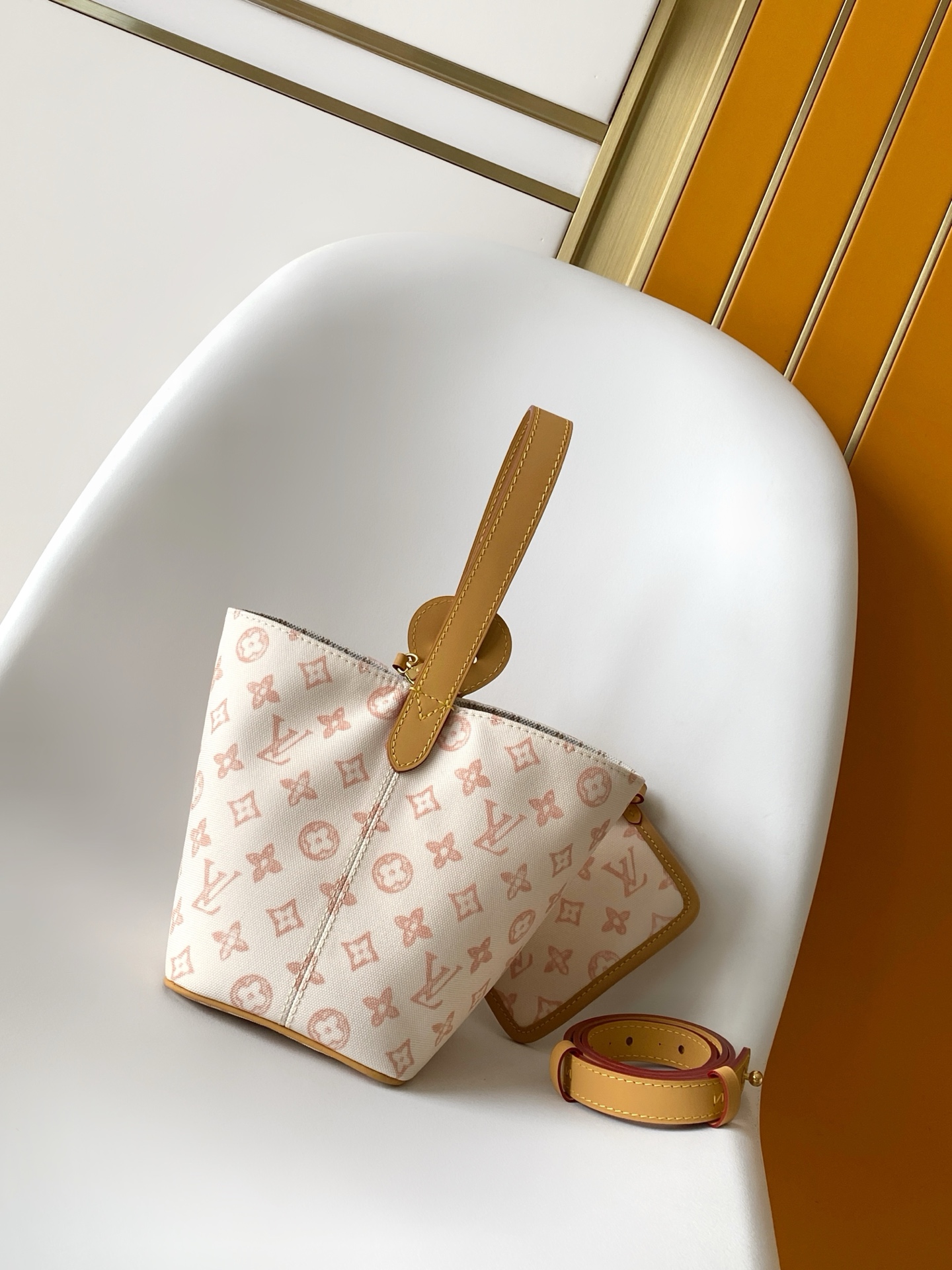 Louis Vuitton M27529浅蓝 M28355浅黄 【独家背景 】路易威登以 LV Romance 元素传递灵动活力