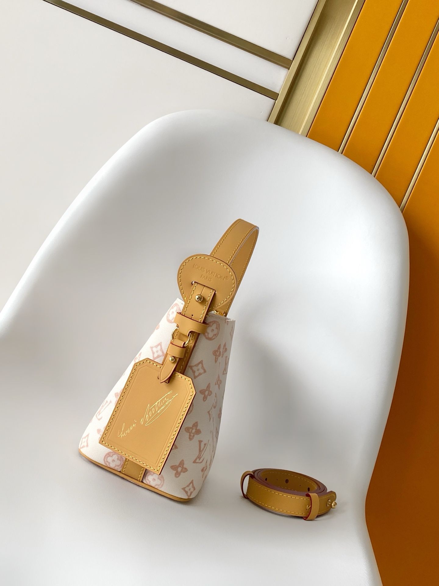 Louis Vuitton M27529浅蓝 M28355浅黄 【独家背景 】路易威登以 LV Romance 元素传递灵动活力