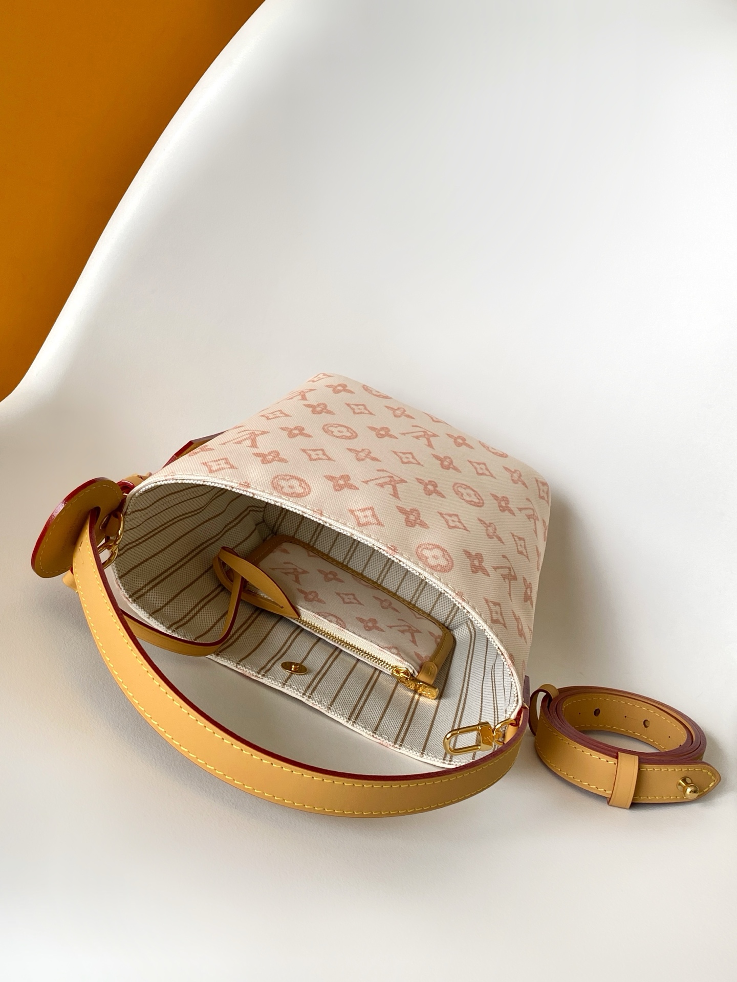 Louis Vuitton M27529浅蓝 M28355浅黄 【独家背景 】路易威登以 LV Romance 元素传递灵动活力